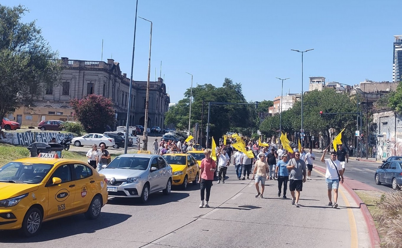 AUDIO: Taxis y remises se movilizaron en contra de las aplicaciones ilegales en Córdoba