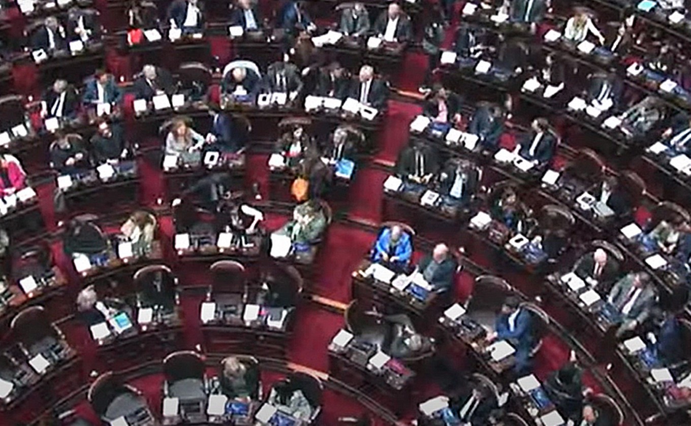 FOTO: El momento de la votación en general de la ley ómnibus. 