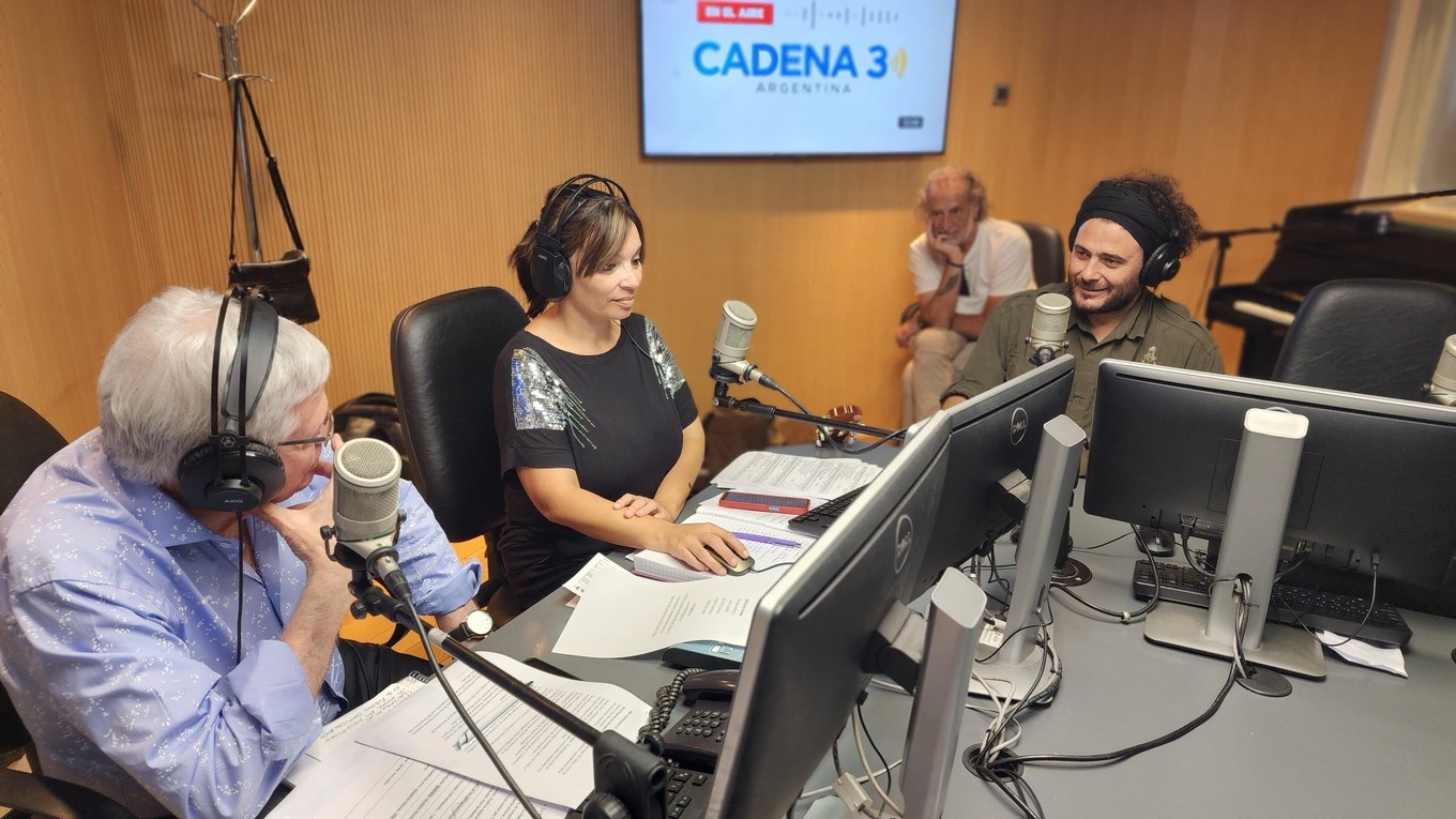FOTO: Raly Barrionuevo llenó de folclore y recuerdos los estudios de Cadena 3