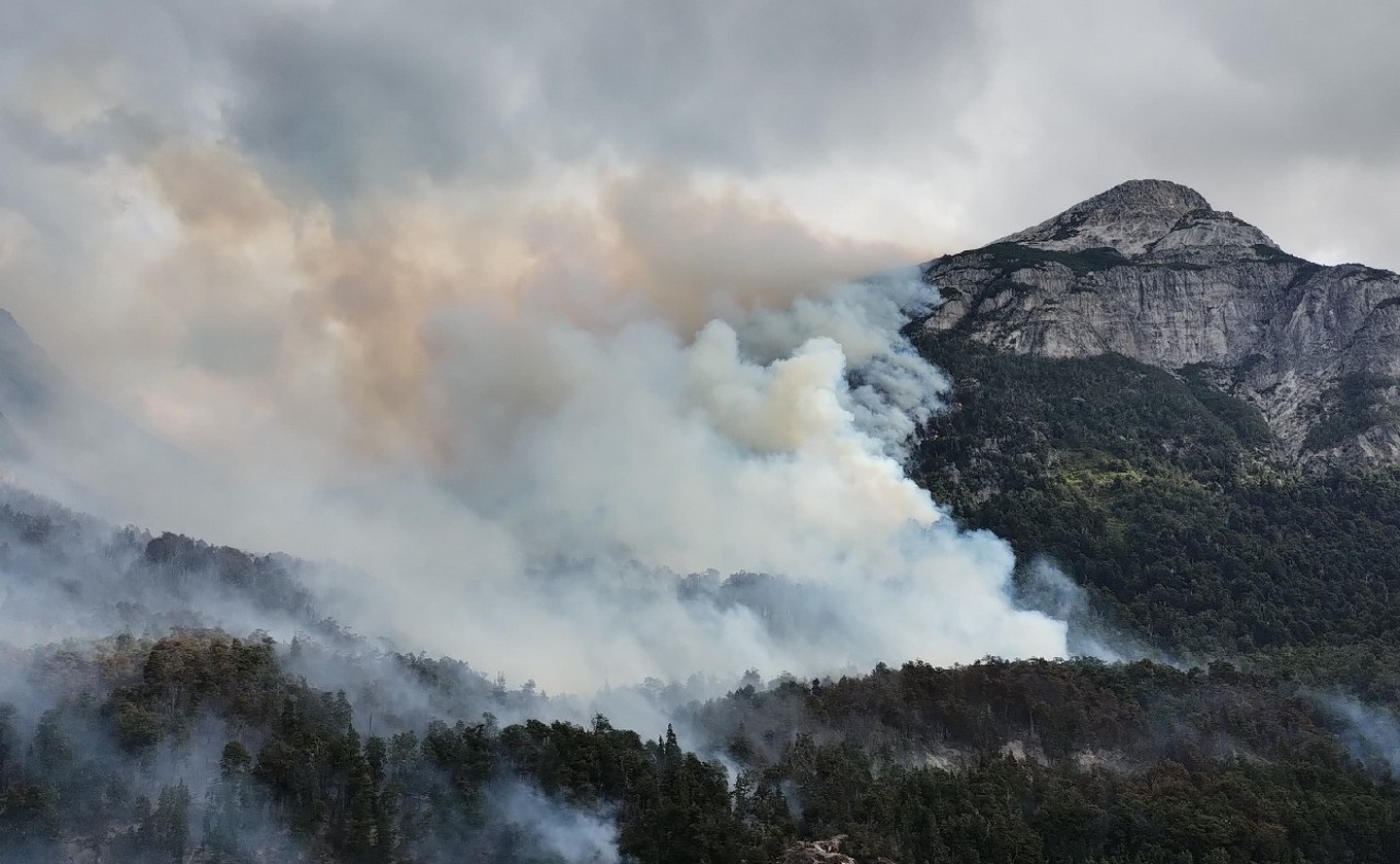 FOTO: Sigue fuera de control el incendio en el Parque Nacional Los Alerces. (Gentileza)