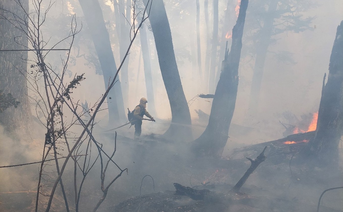 FOTO: Sigue el combate del fuego en el Parque Nacional Nahuel Huapi. (Foto: gentileza)