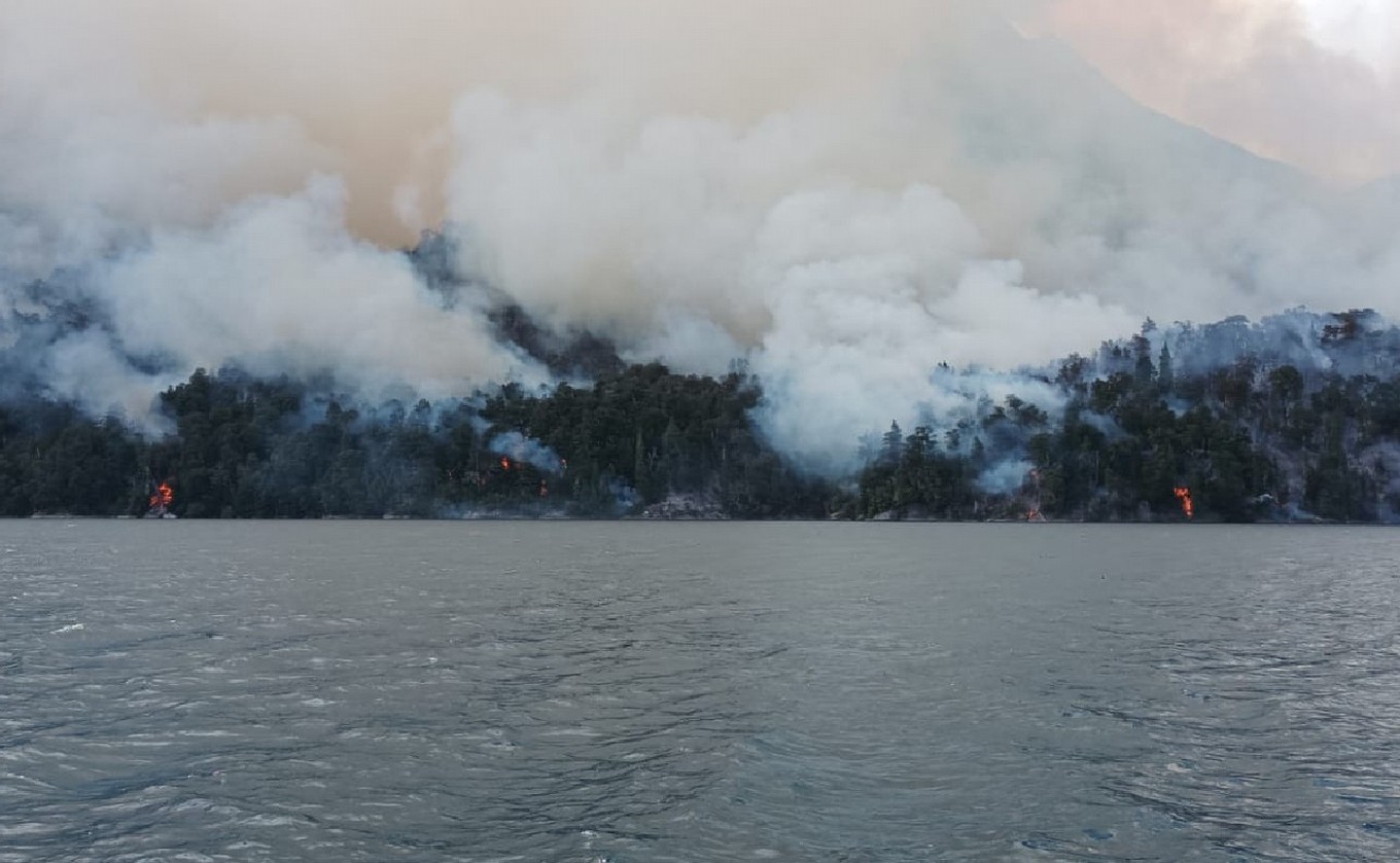 FOTO: Sigue el combate del fuego en el Parque Nacional Nahuel Huapi. (Foto: gentileza)