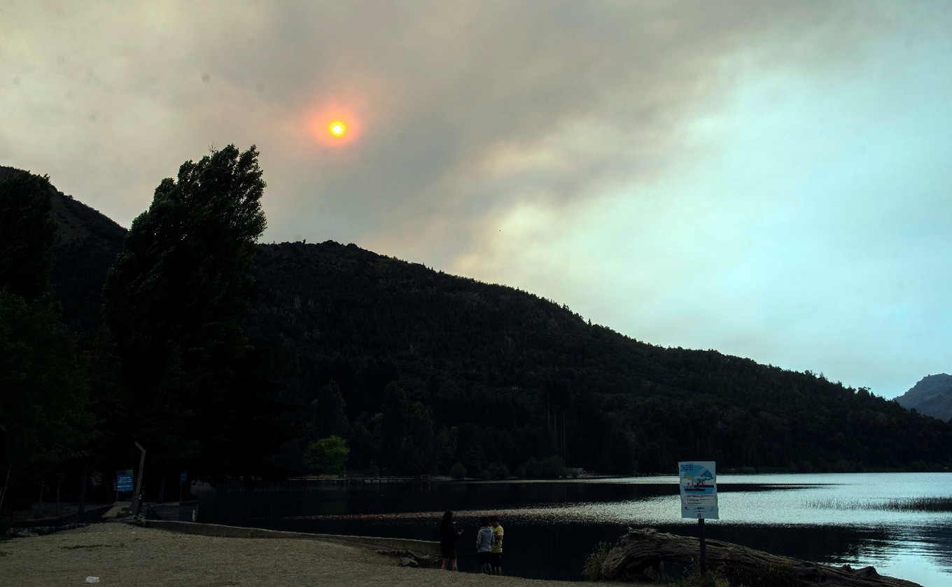 FOTO: Sigue el combate del fuego en el Parque Nacional Nahuel Huapi. (Foto: gentileza)