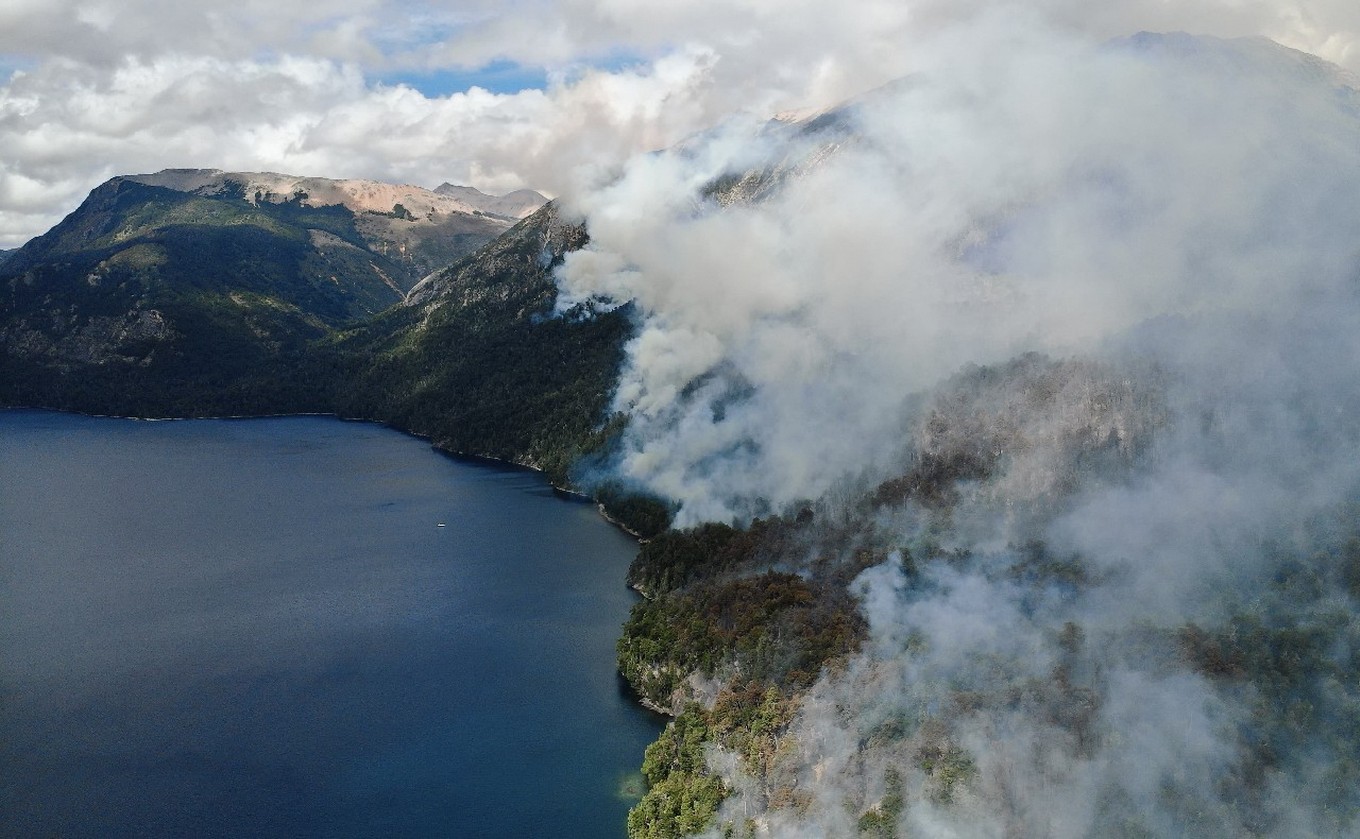 FOTO: Sigue el combate del fuego en el Parque Nacional Nahuel Huapi. (Foto: gentileza)