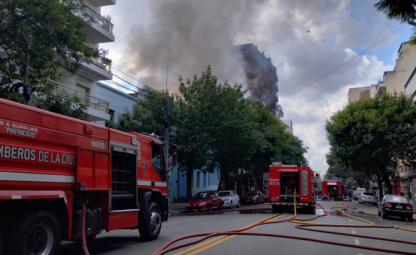 FOTO: Un voraz incendio se desató en una subestación eléctrica en Caballito. (@carobdiaz)