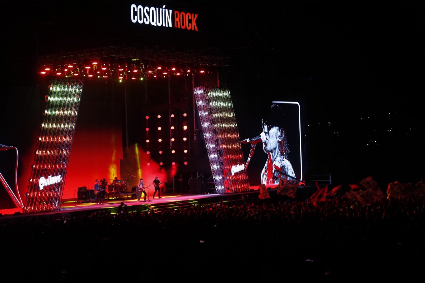 FOTO: Skay envolvió de su espíritu las sierras de Córdoba en el Cosquín Rock 2024.