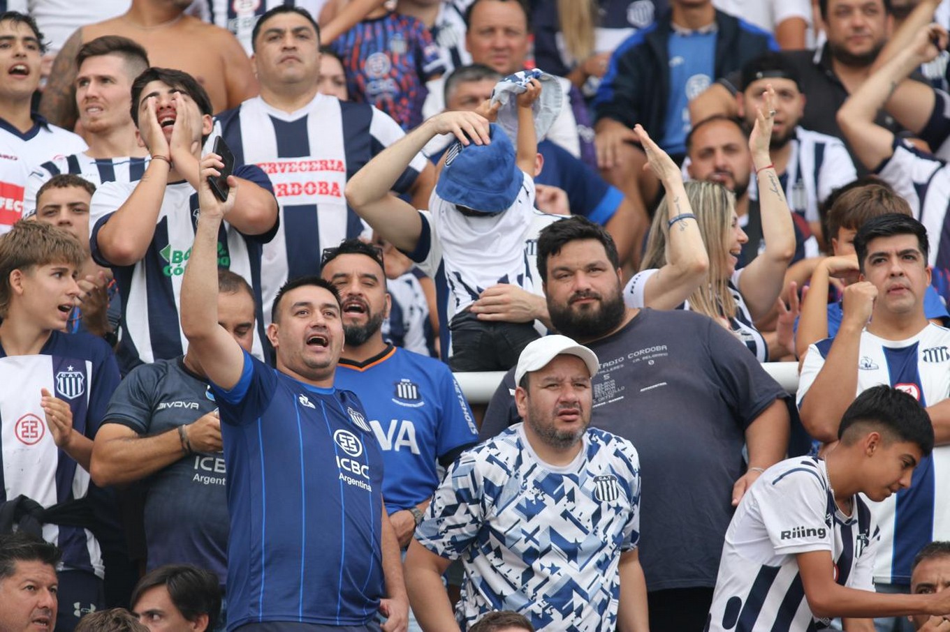 FOTO: Los hinchas de Instituto en el clásico ante Talleres en el Kempes. 