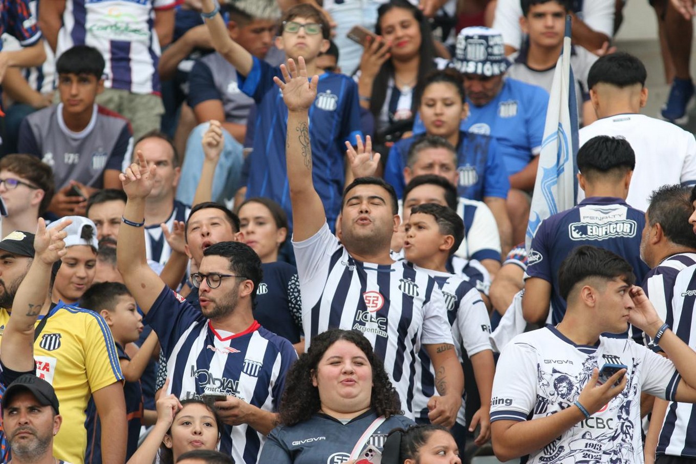FOTO: Los hinchas de Instituto en el clásico ante Talleres en el Kempes. 