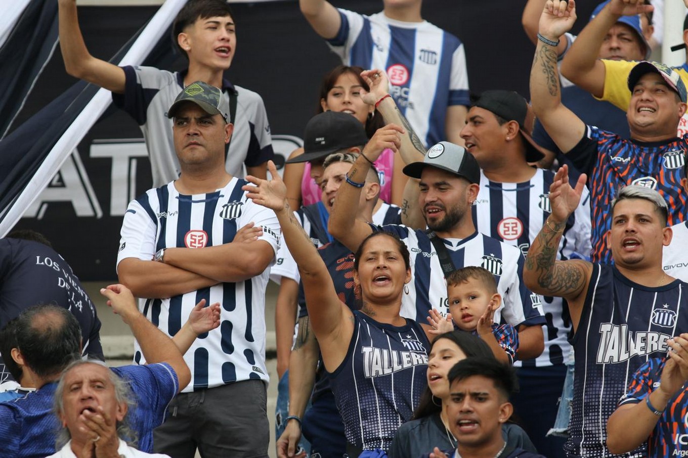 FOTO: Los hinchas de Instituto en el clásico ante Talleres en el Kempes. 