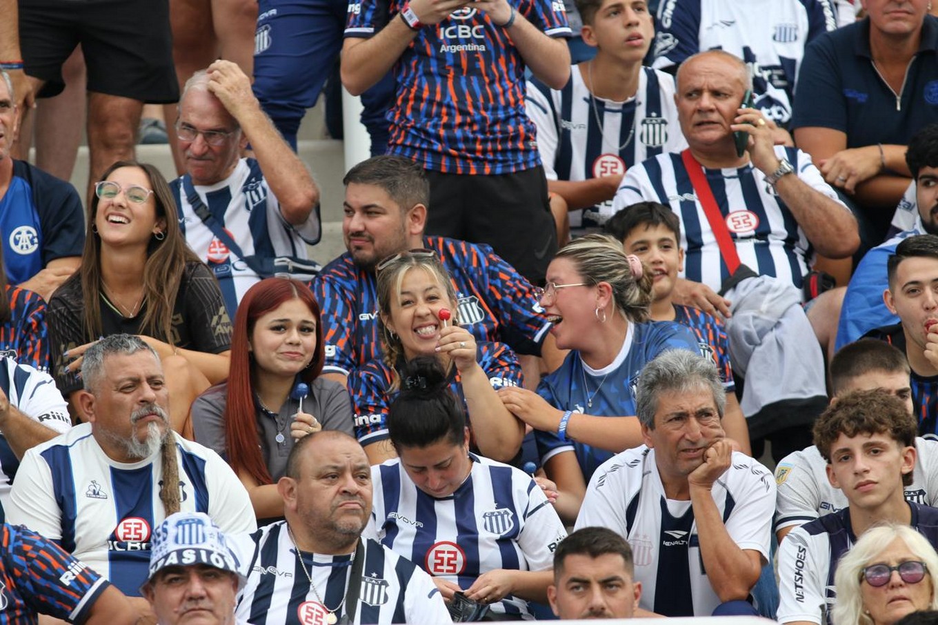 FOTO: Los hinchas de Instituto en el clásico ante Talleres en el Kempes. 