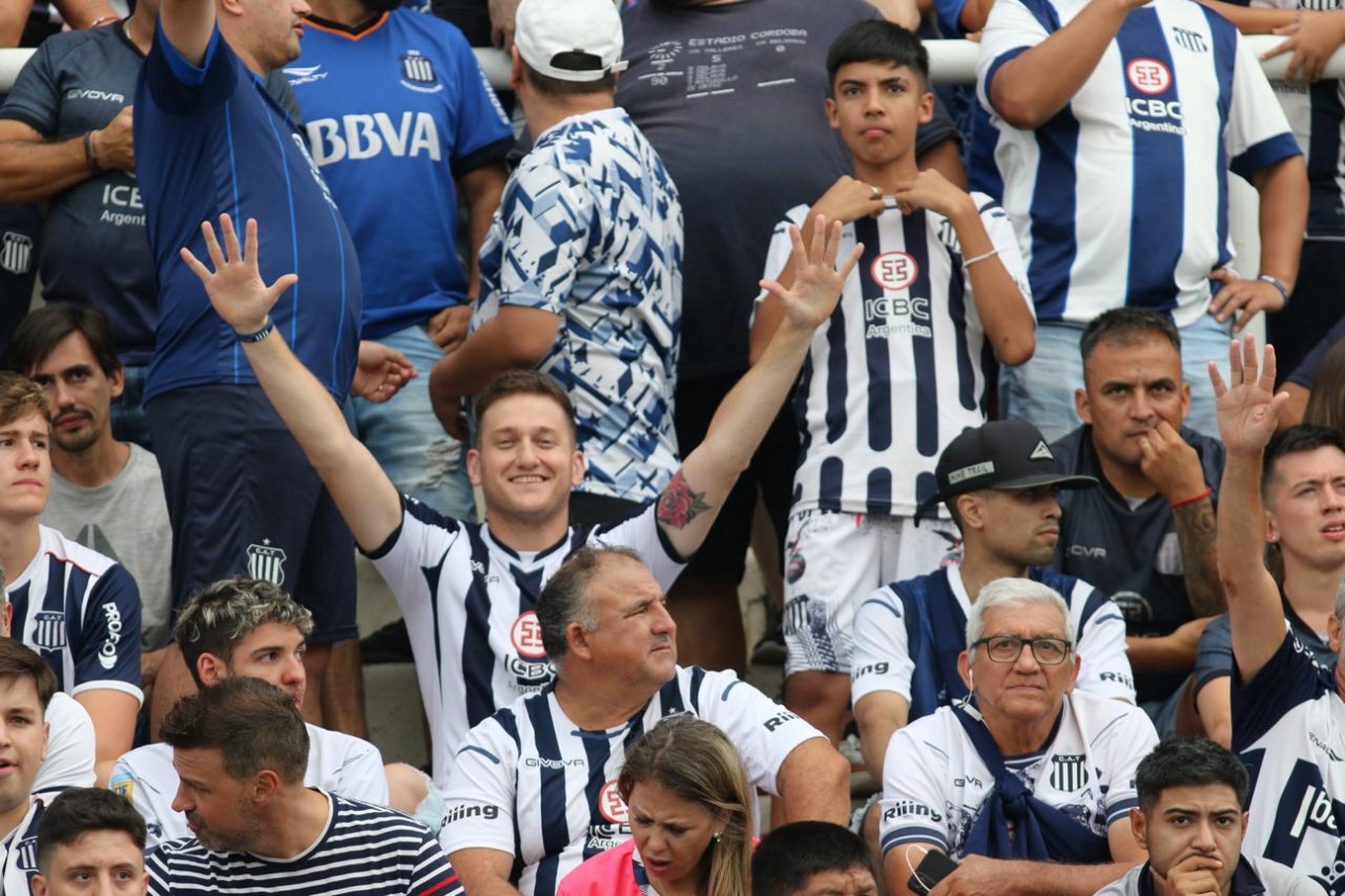 FOTO: Los hinchas de Instituto en el clásico ante Talleres en el Kempes. 