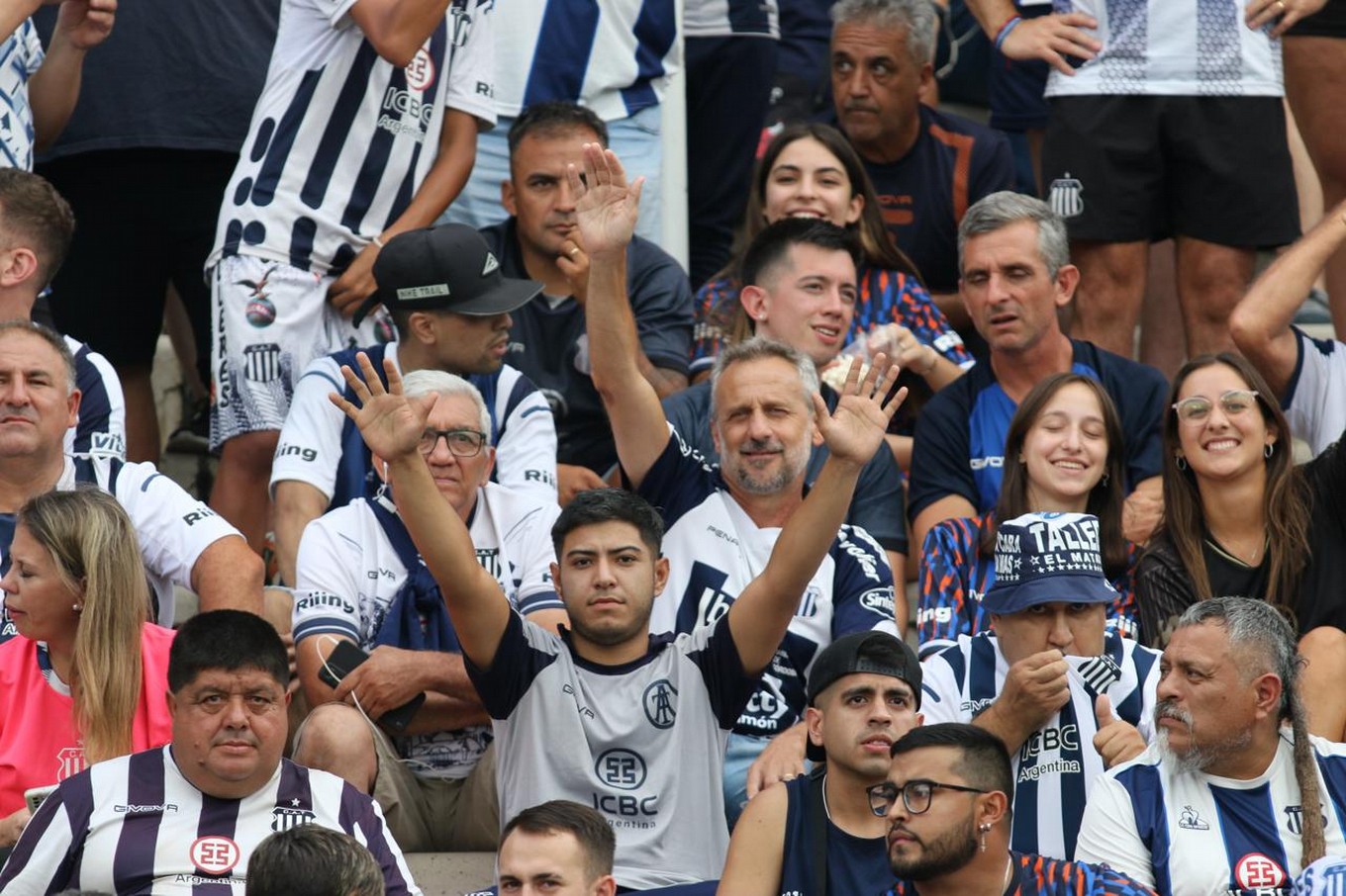 FOTO: Los hinchas de Instituto en el clásico ante Talleres en el Kempes. 