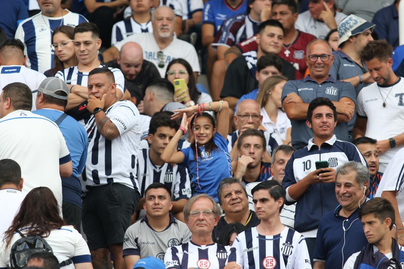 FOTO: Los hinchas de Instituto en el clásico ante Talleres en el Kempes. 