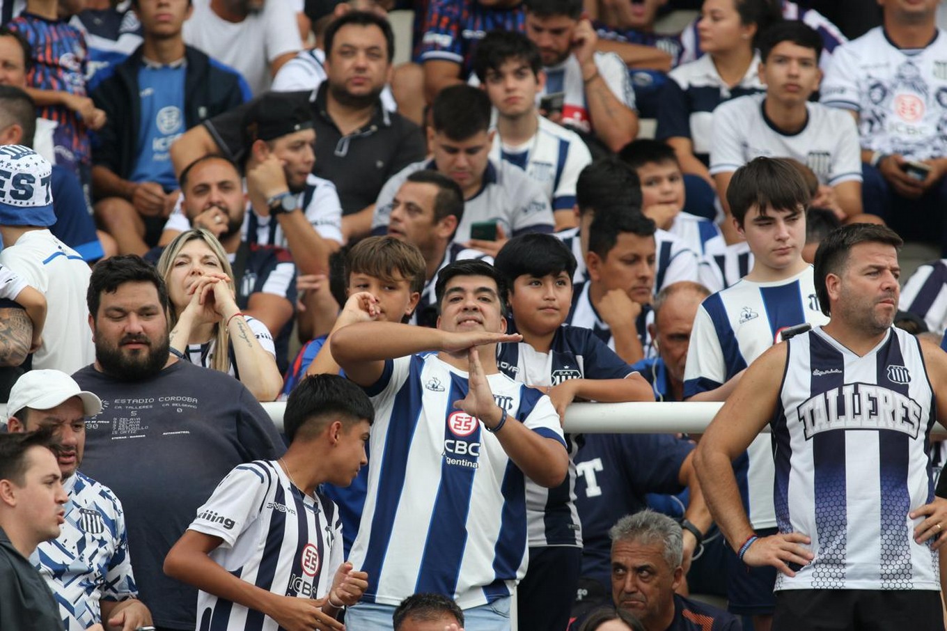 FOTO: Los hinchas de Instituto en el clásico ante Talleres en el Kempes. 