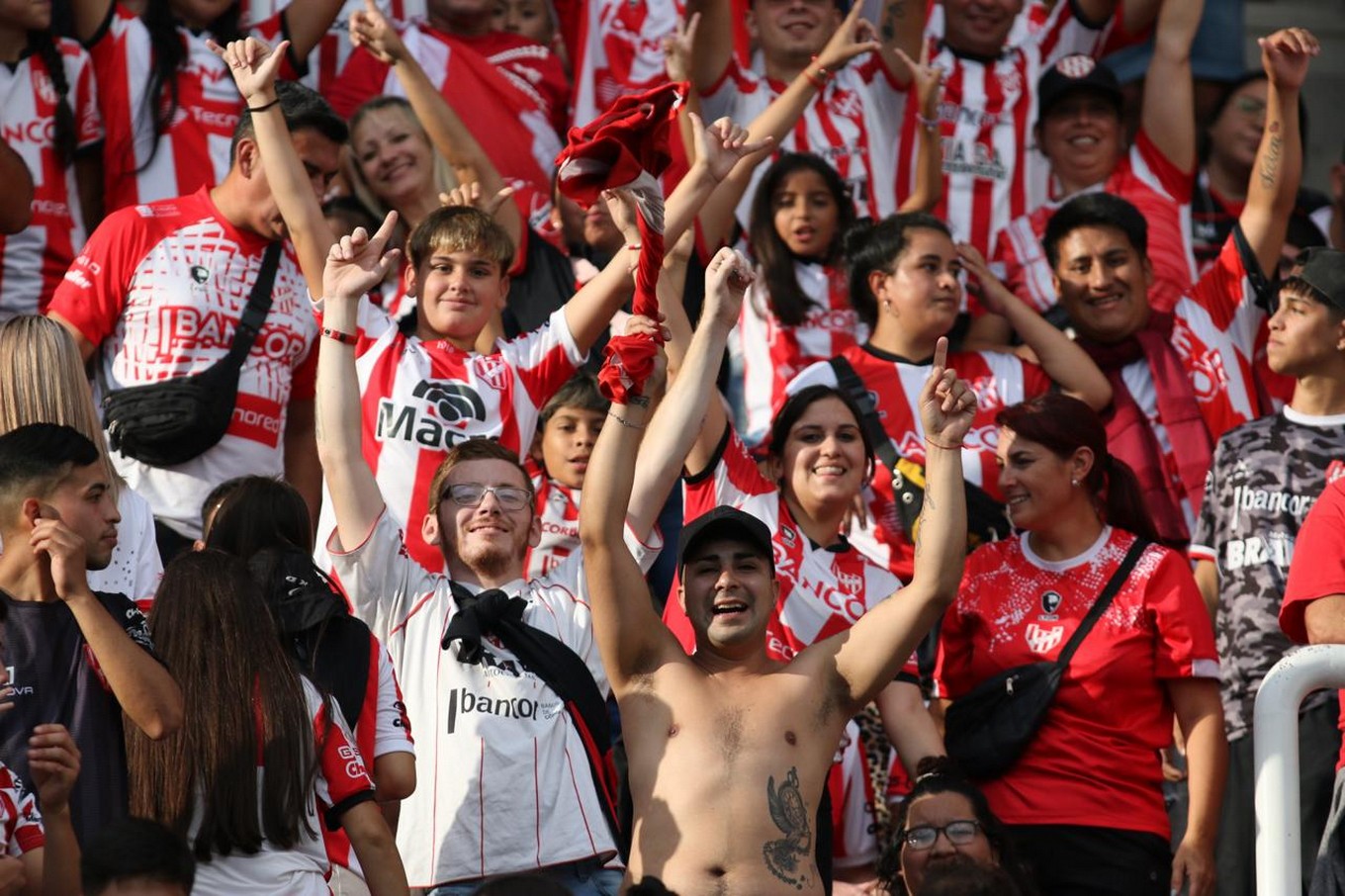 FOTO: Los hinchas de Instituto y Talleres coparon las tribunas del Mario Kempes. 
