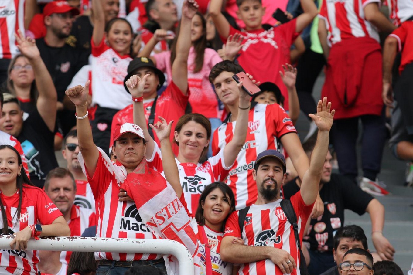 FOTO: Los hinchas de Talleres en el clásico ante Instituto en el Kempes. 