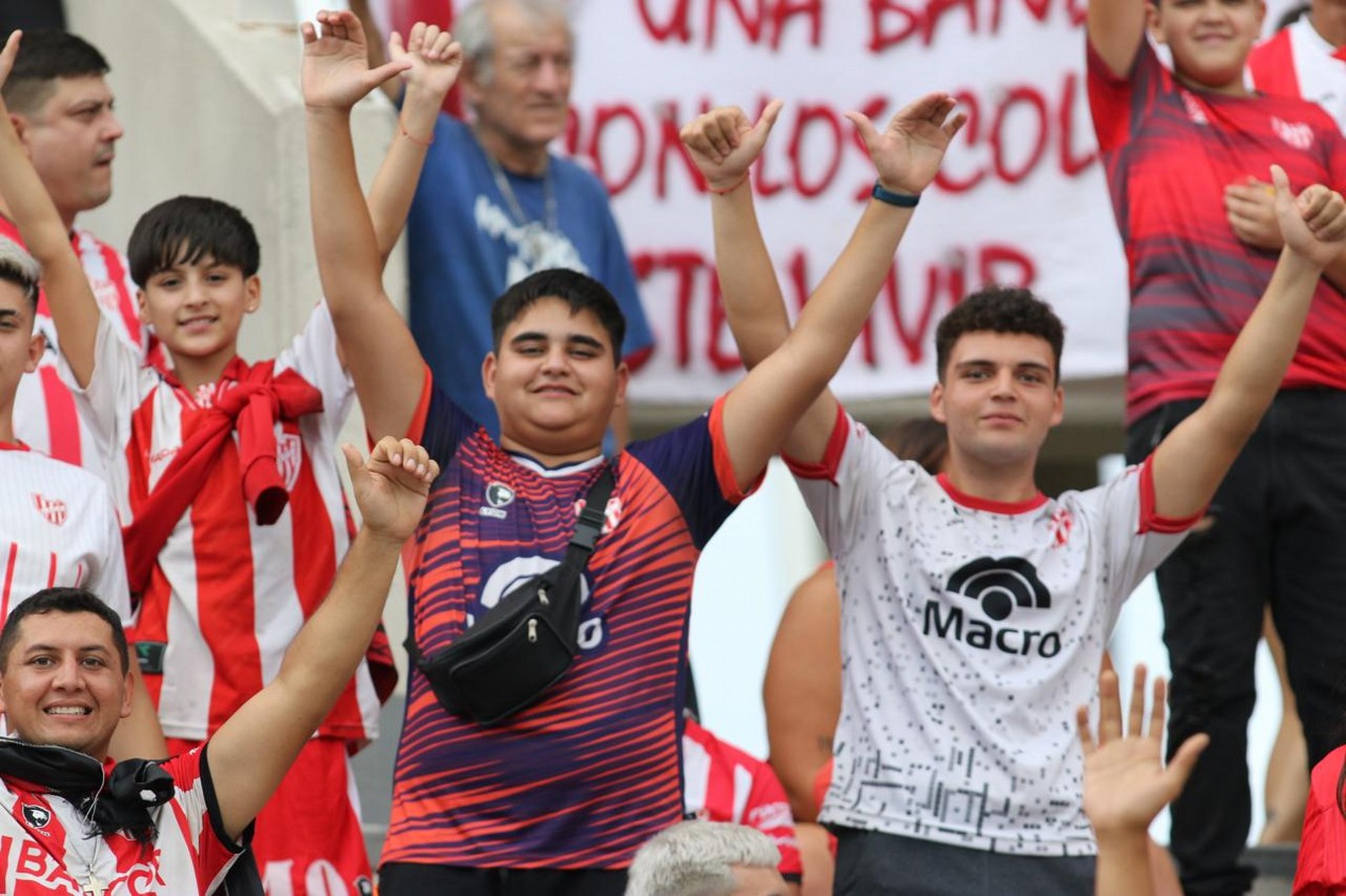 FOTO: Los hinchas de Talleres en el clásico ante Instituto en el Kempes. 