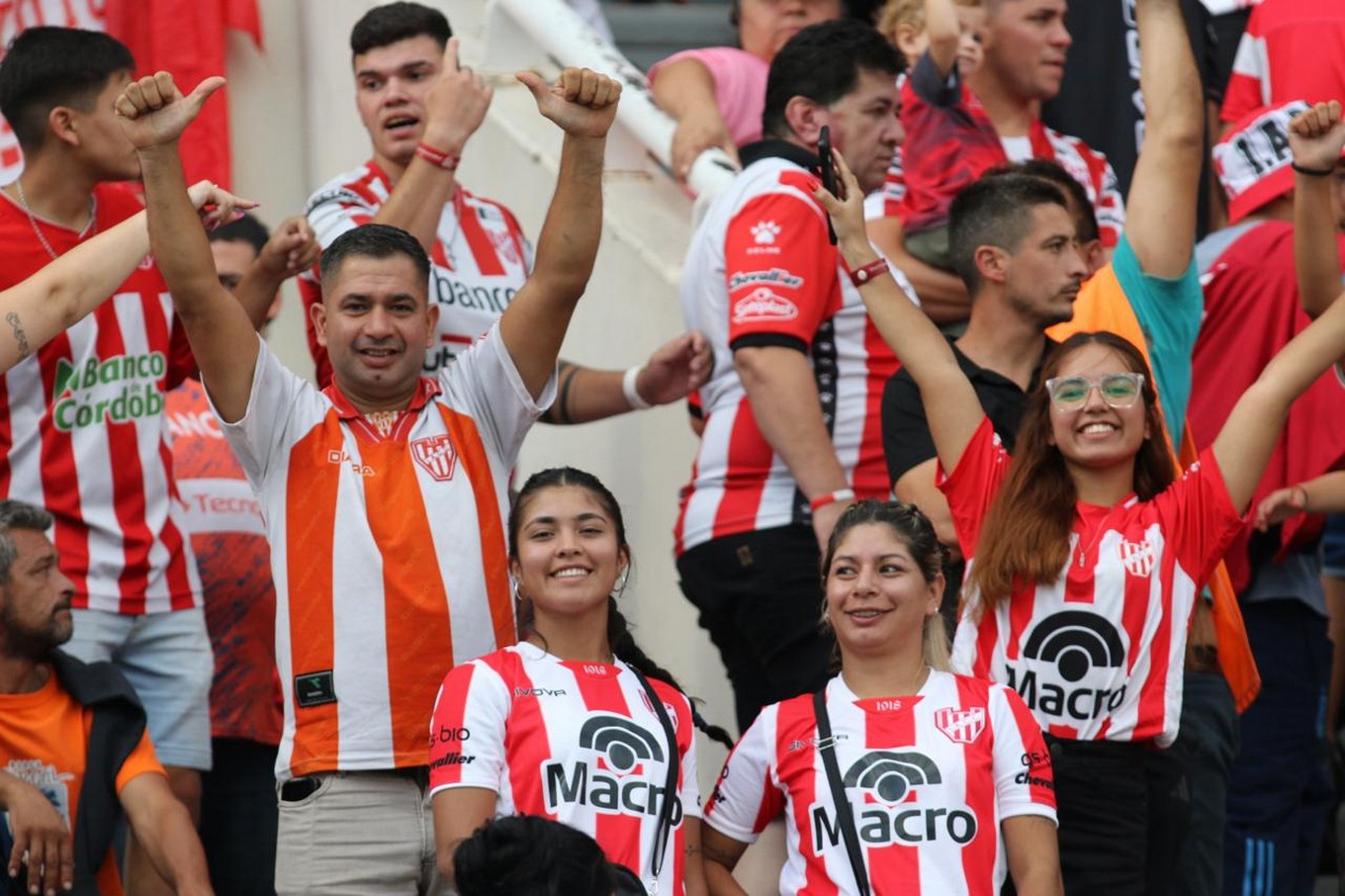 FOTO: Los hinchas de Talleres en el clásico ante Instituto en el Kempes. 