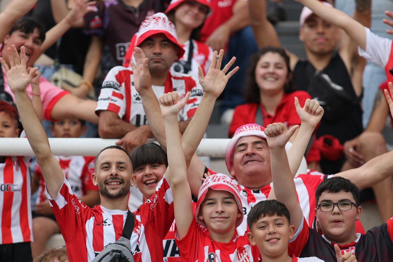 FOTO: Los hinchas de Talleres en el clásico ante Instituto en el Kempes. 