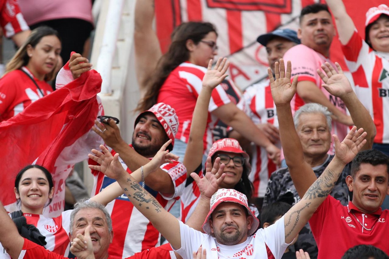 FOTO: Los hinchas de Talleres en el clásico ante Instituto en el Kempes. 