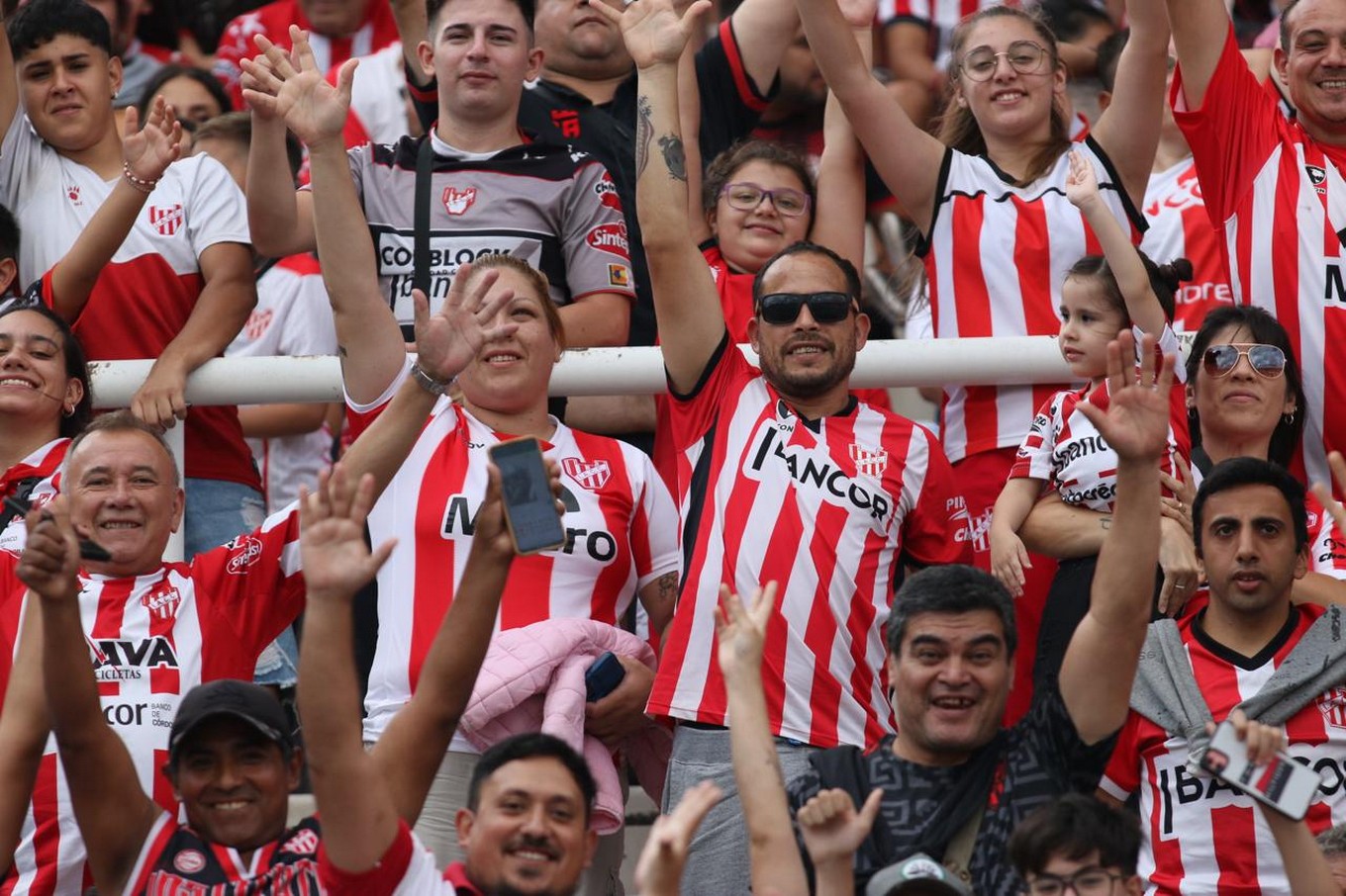 FOTO: Los hinchas de Talleres en el clásico ante Instituto en el Kempes. 