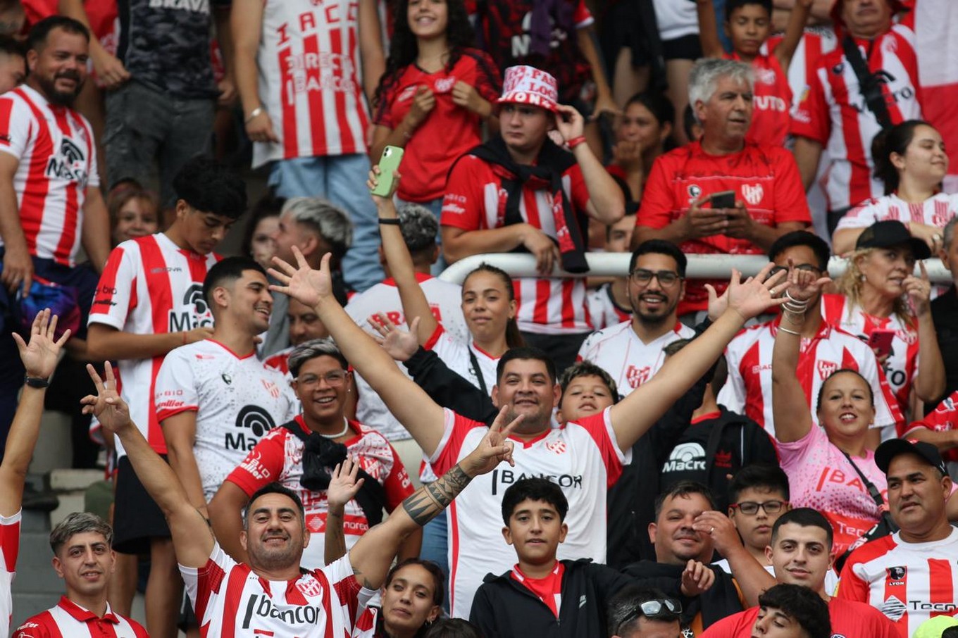 FOTO: Los hinchas de Talleres en el clásico ante Instituto en el Kempes. 