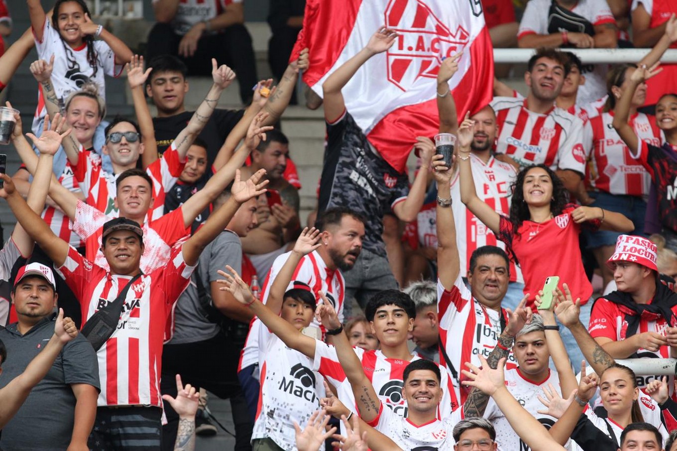 FOTO: Los hinchas de Talleres en el clásico ante Instituto en el Kempes. 
