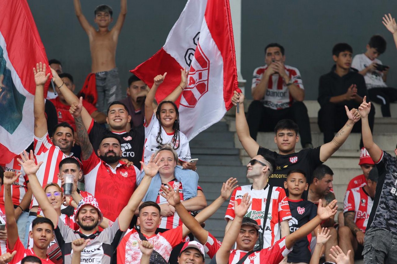 FOTO: Los hinchas de Instituto en el clásico ante Talleres en el Kempes. 