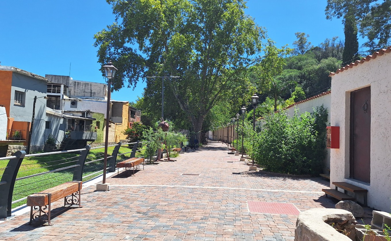 FOTO: Cecilia, guía del Paseo del Centro, junto a Fran Reale