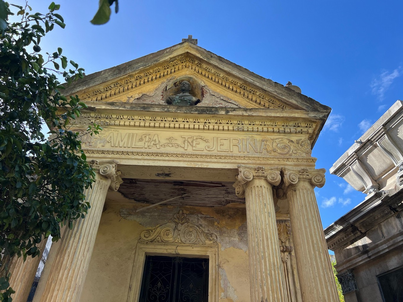 AUDIO: Una biblioteca cordobesa funciona dentro del Cementerio San Jerónimo