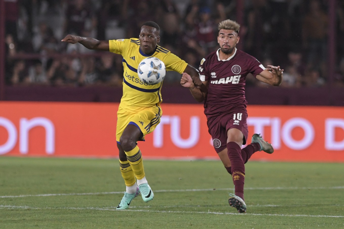 FOTO: Walter Bou celebra el primer tanto de Lanús ante Boca. 