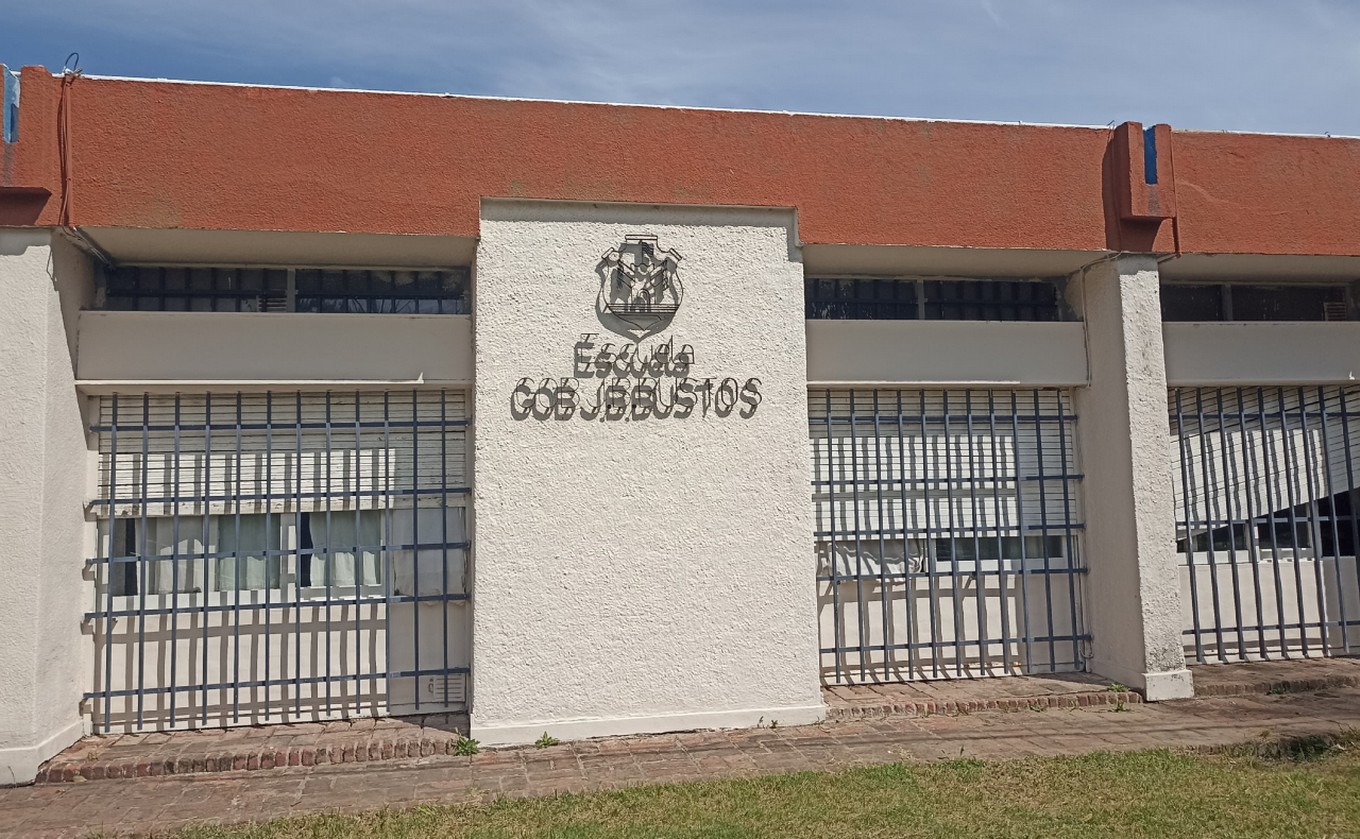 FOTO: Tomaron el colegio Juan Bautista Bustos: reclaman mejoras edilicias.
