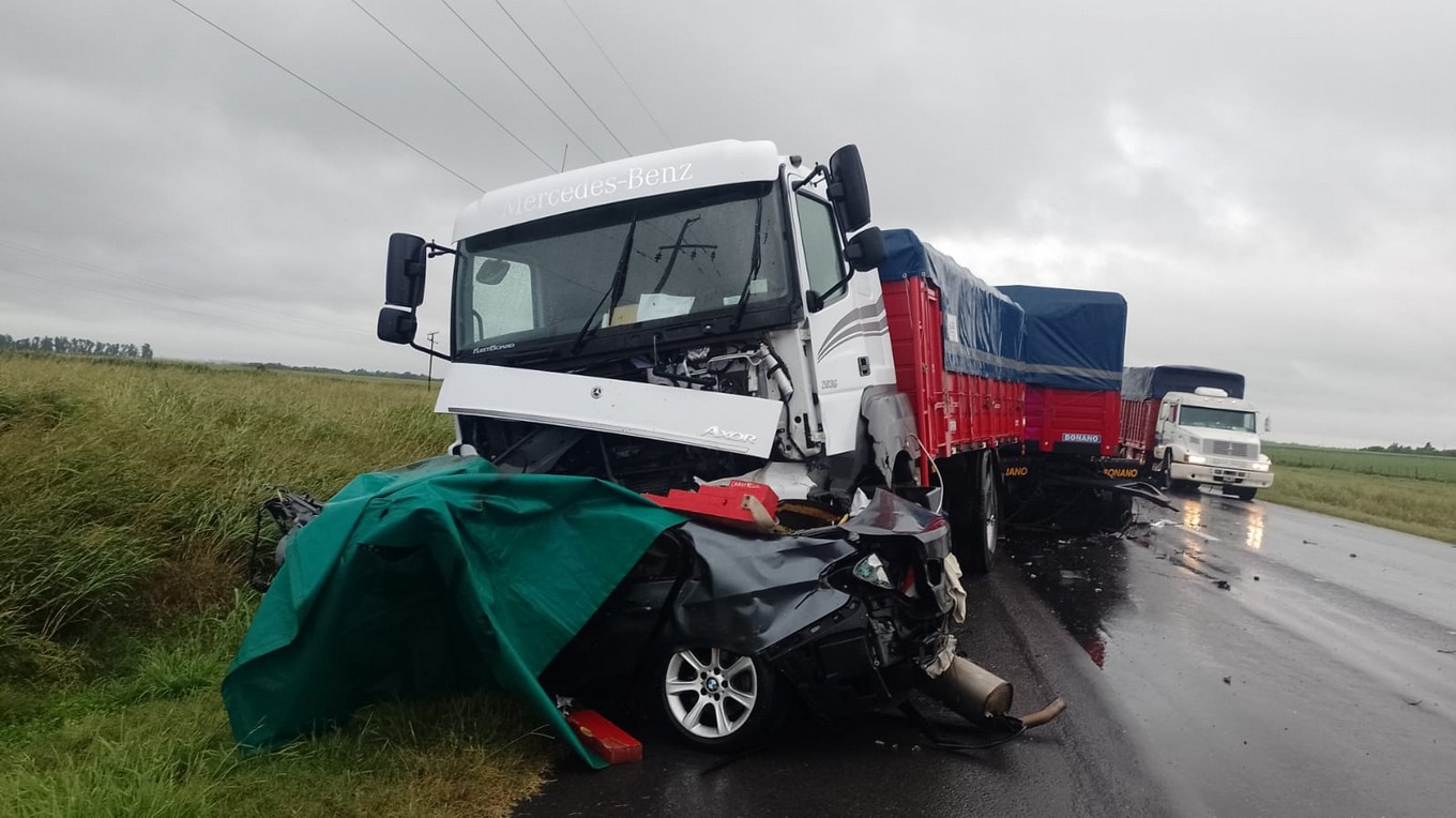 AUDIO: Un BMW chocó con un camión en Río Cuarto: al menos un muerto