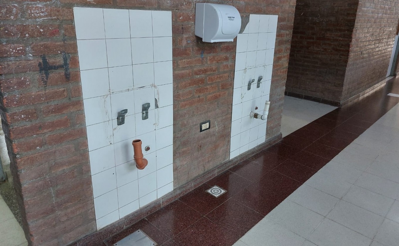 FOTO: Desvalijaron la escuela Ipem 124 de Coronel Olmedo y peligra el inicio de clases.