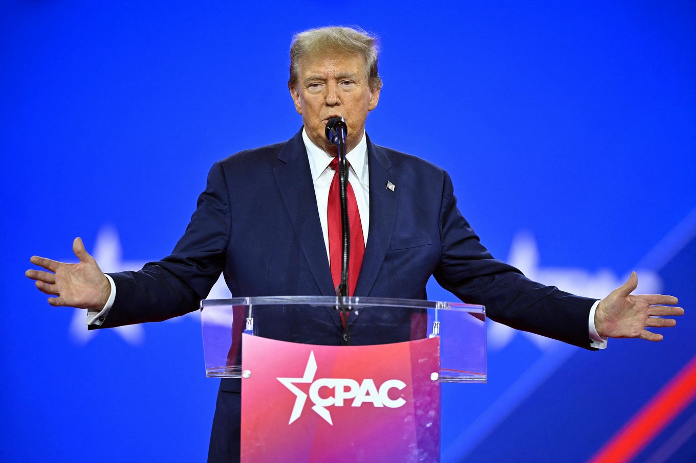 FOTO: Donald Trump y Javier Milei se saludaron un afectuoso abrazo.