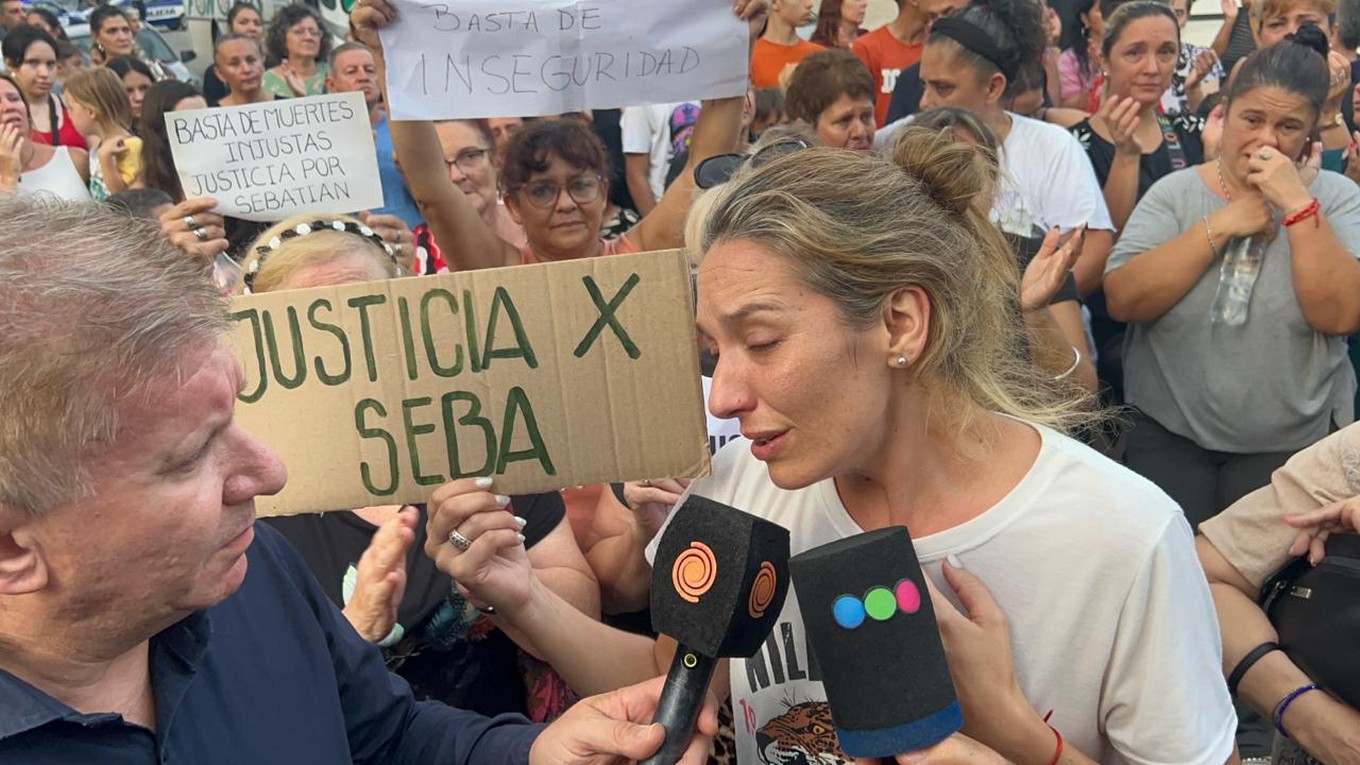 FOTO: Dolidos e indignados, vecinos de Yofre Norte se movilizaron para reclamar justicia.  