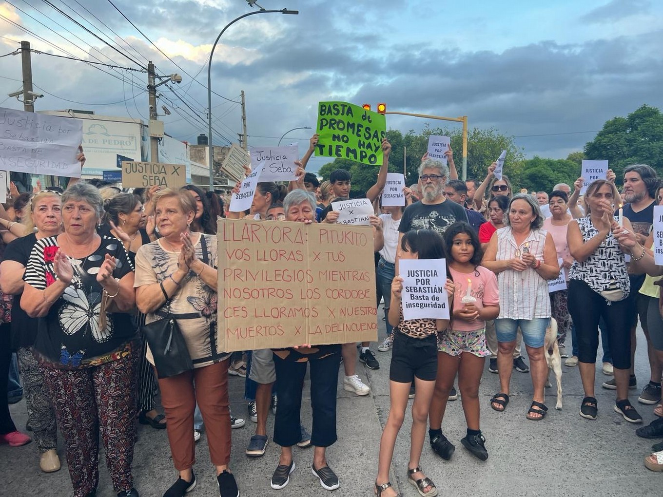 FOTO: Dolidos e indignados, vecinos de Yofre Norte se movilizaron para reclamar justicia.  