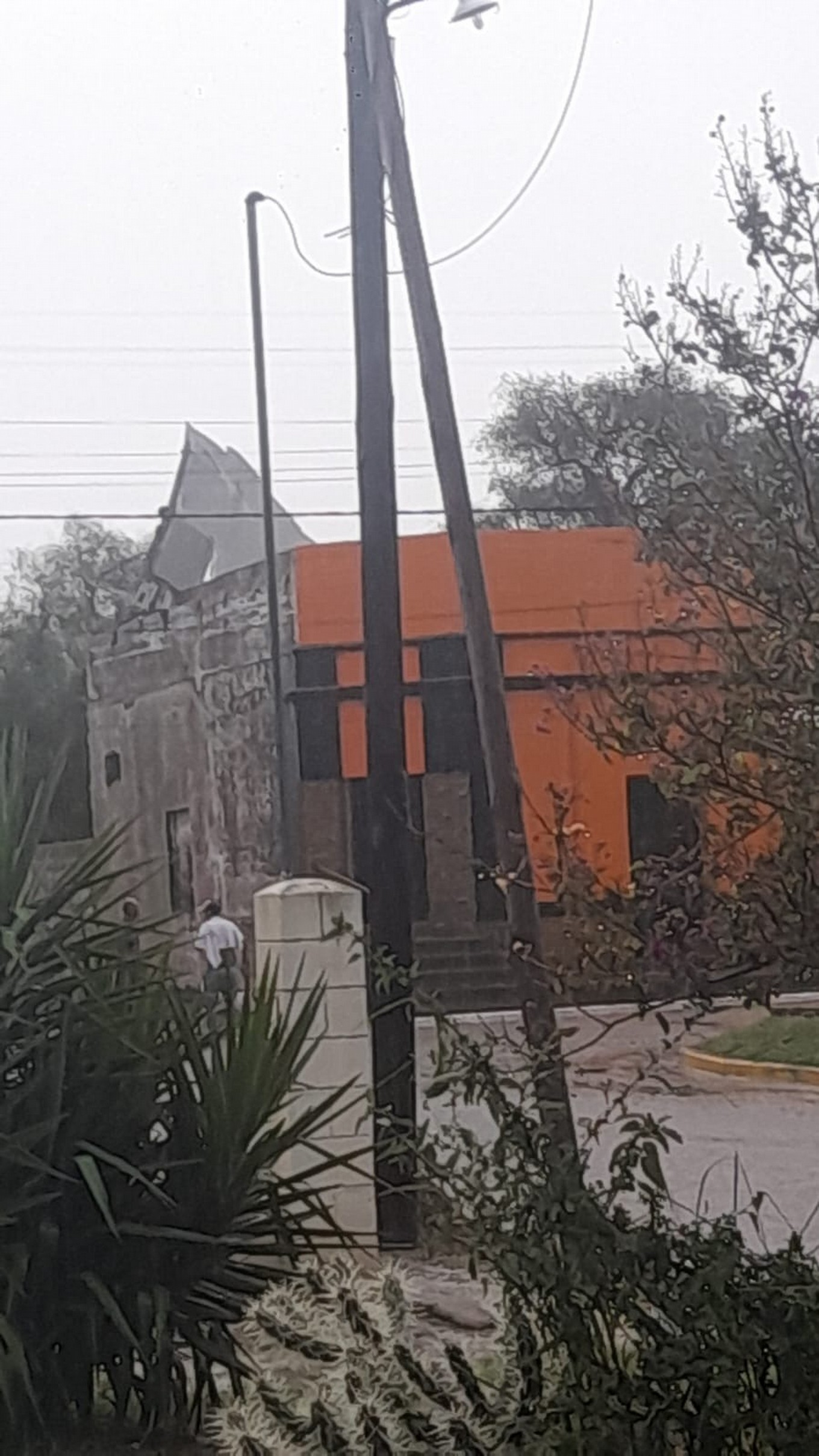 FOTO: Una fuerte tormenta con intensas ráfagas hizo destrozos en Sebastián Elcano.