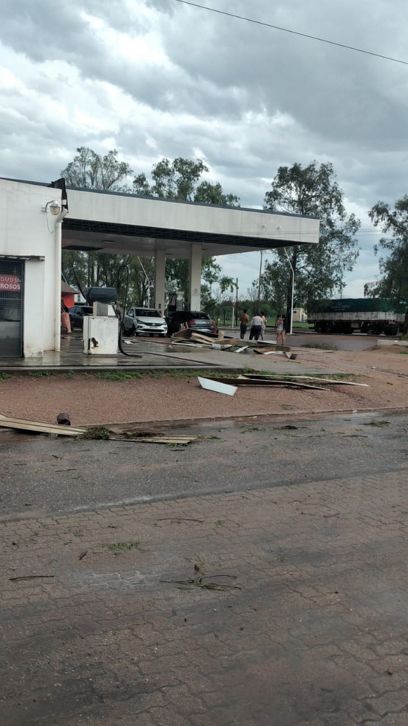 FOTO: Una fuerte tormenta con intensas ráfagas hizo destrozos en Sebastián Elcano.