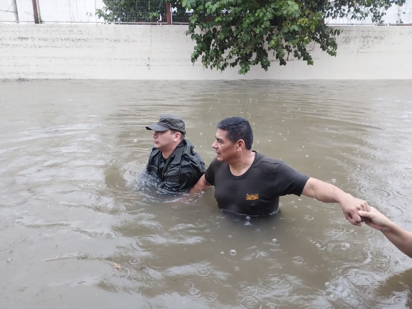 AUDIO: Corrientes quedó bajo agua tras un temporal: casas inundadas y autos flotando