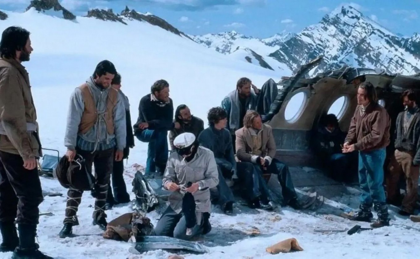 FOTO: Enzo Vogrincic es Numa y Matías Recalt es Roberto Canessa en La sociedad de la nieve.