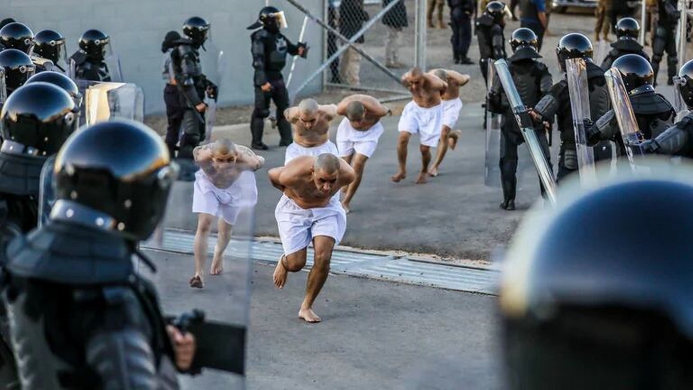 FOTO: Presos en el interior del CECOT, en El Salvador (Foto: Infobae)