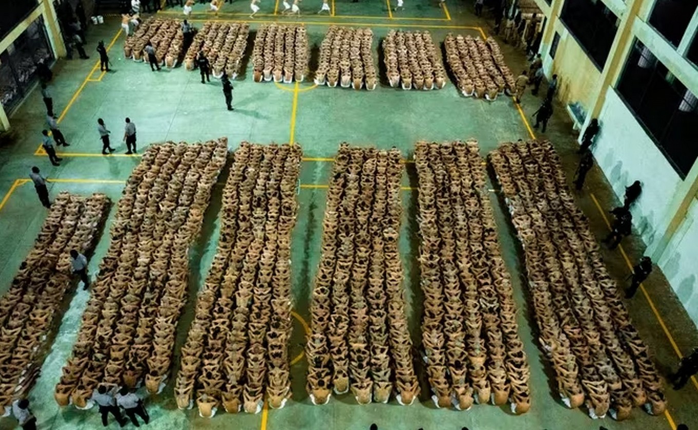 FOTO: Presos en el interior del CECOT, en El Salvador (Foto: Infobae)