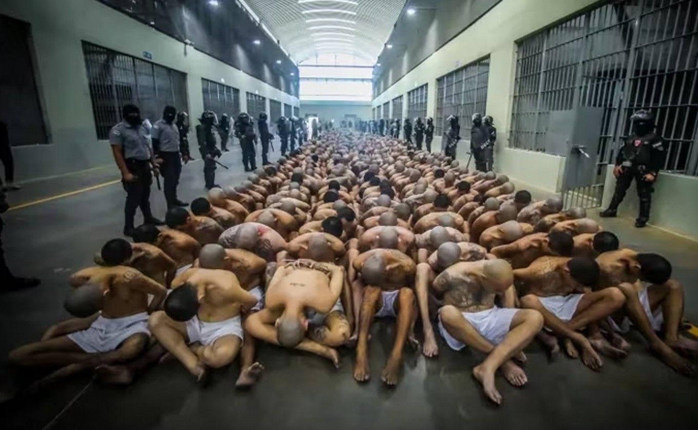 FOTO: Presos en el interior del CECOT, en El Salvador (Foto: Reuters).
