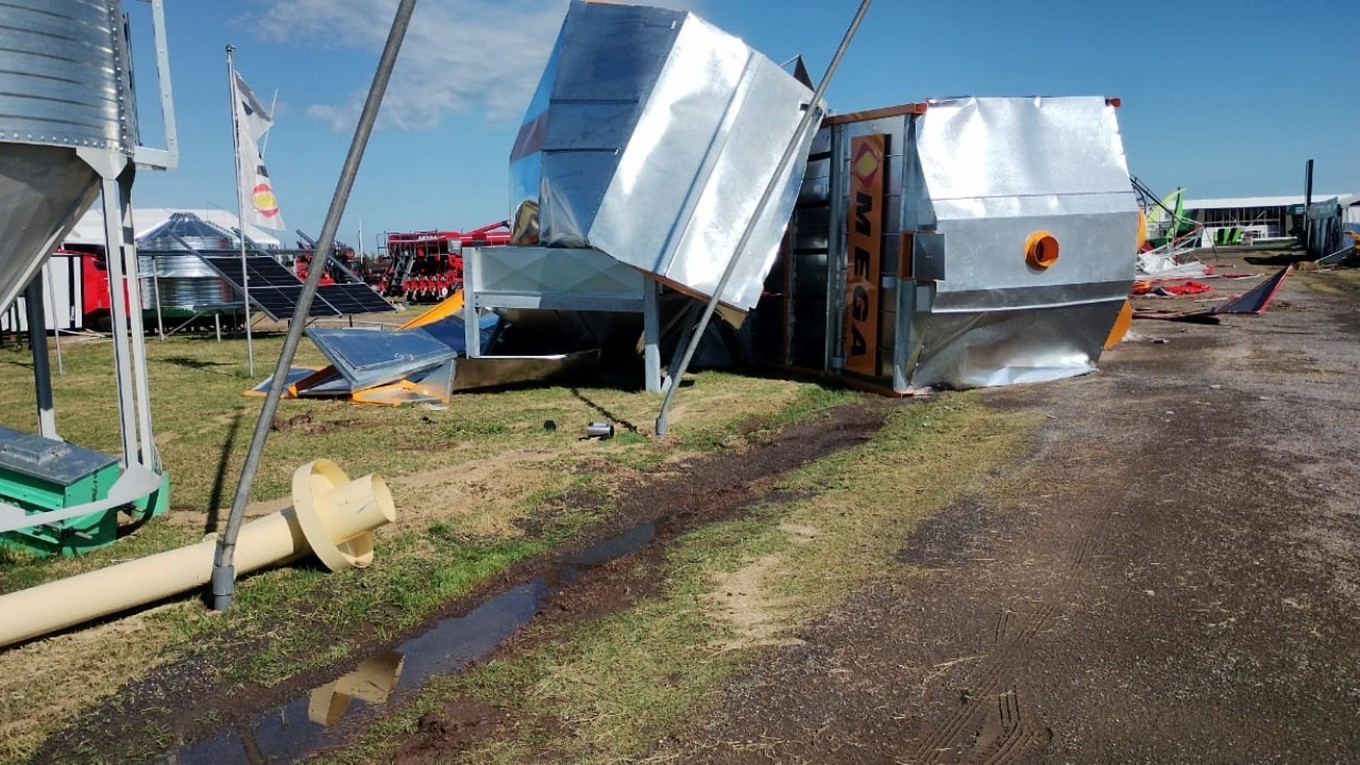 FOTO: Fuerte temporal en San Nicolás, produjo daños en la Expoagro