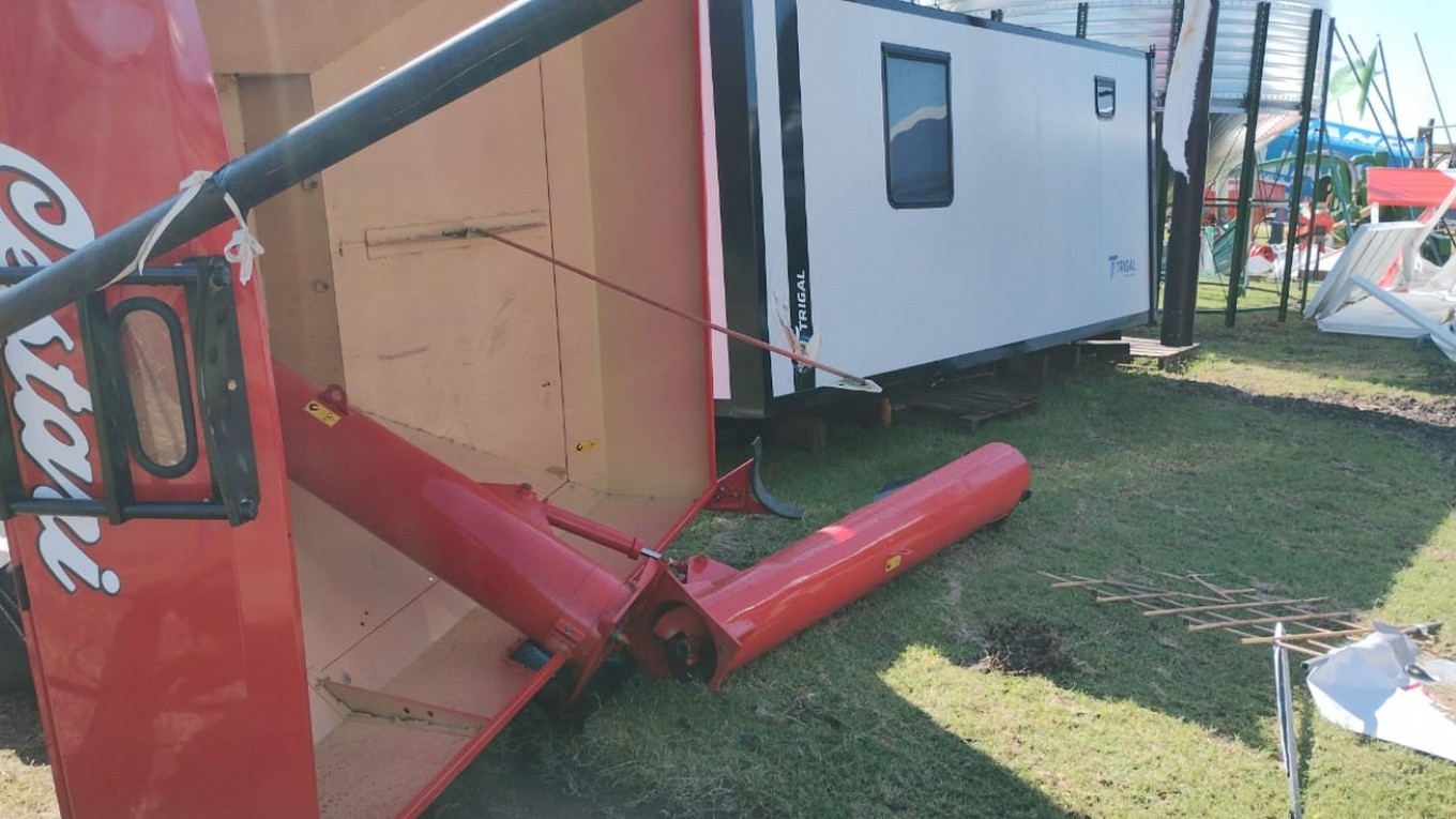 FOTO: Fuerte temporal en San Nicolás, produjo daños en la Expoagro