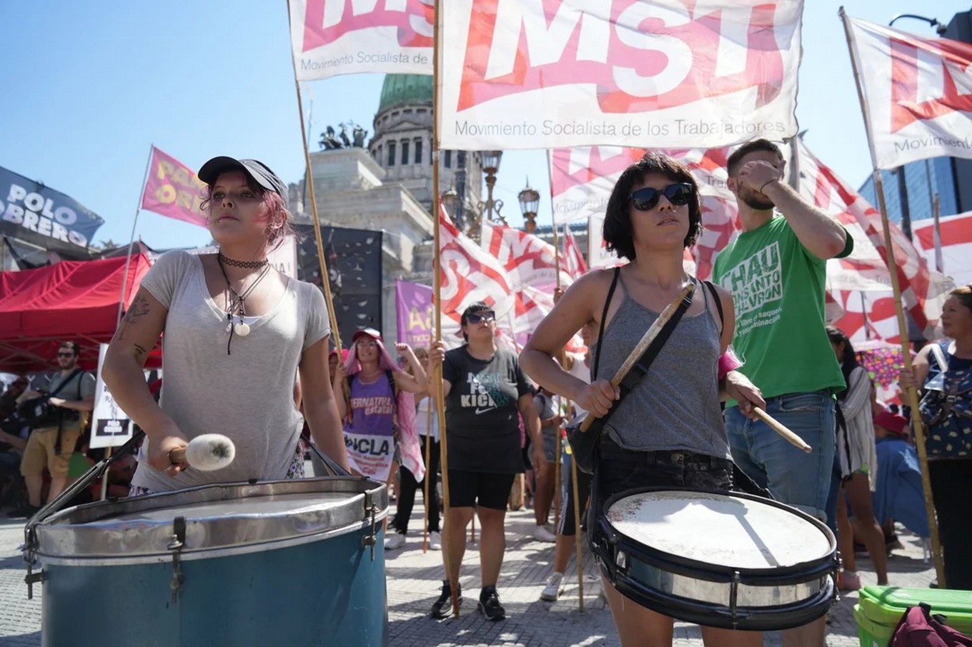 FOTO: Tensión entre la Policía y manifestantes. (Foto: NA)
