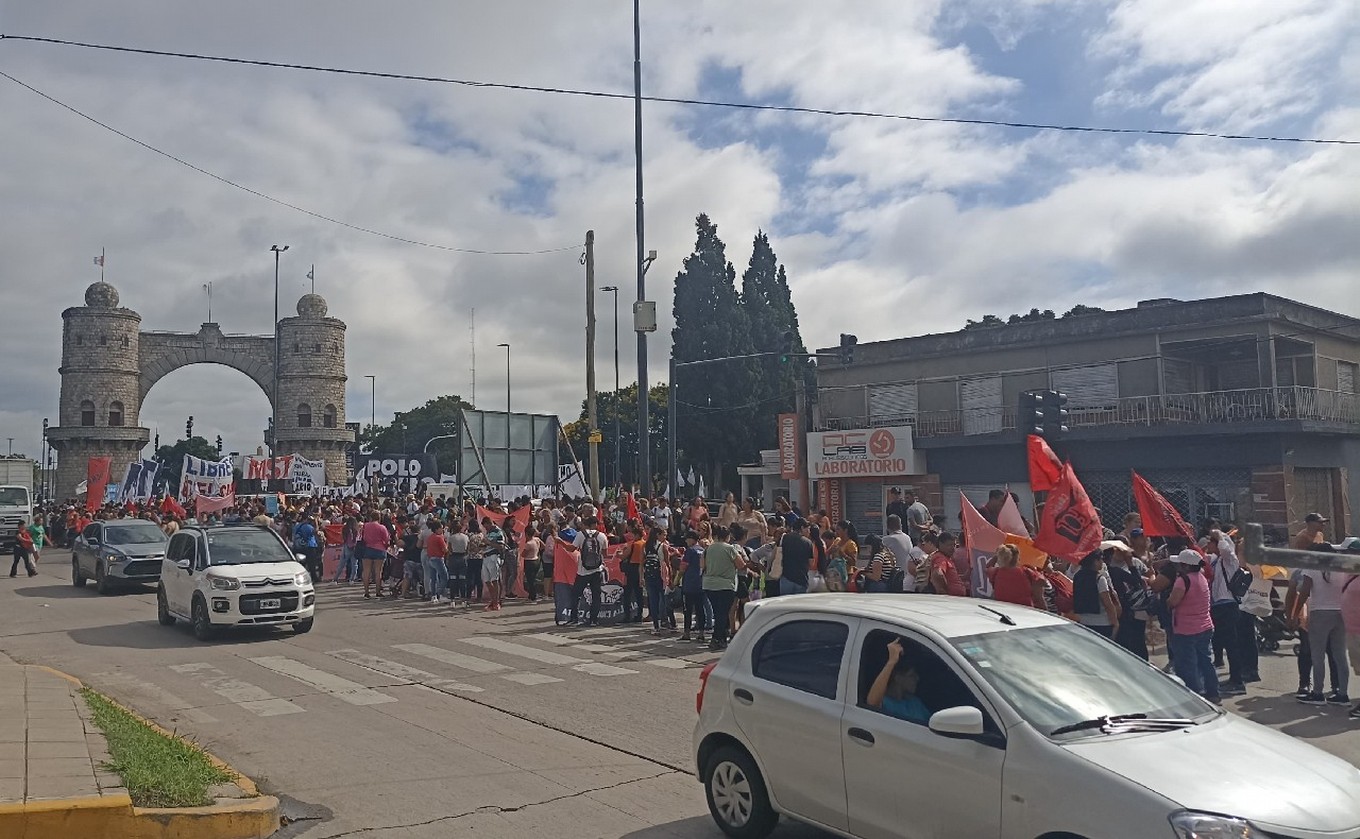 FOTO: Cortes en el Arco de Córdoba. (Foto: Federico Borello/Cadena 3)