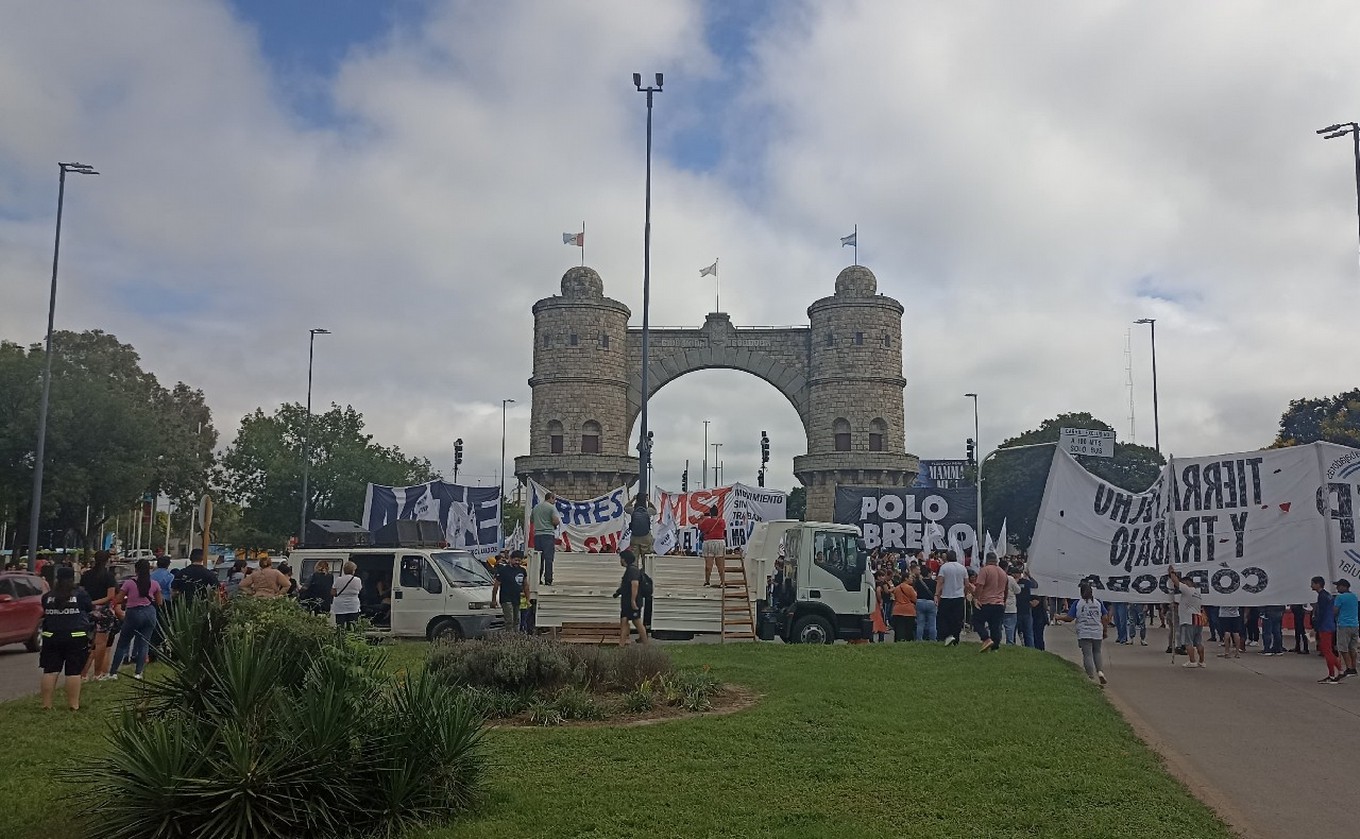 FOTO: Cortes en el Arco de Córdoba. (Foto: Federico Borello/Cadena 3)