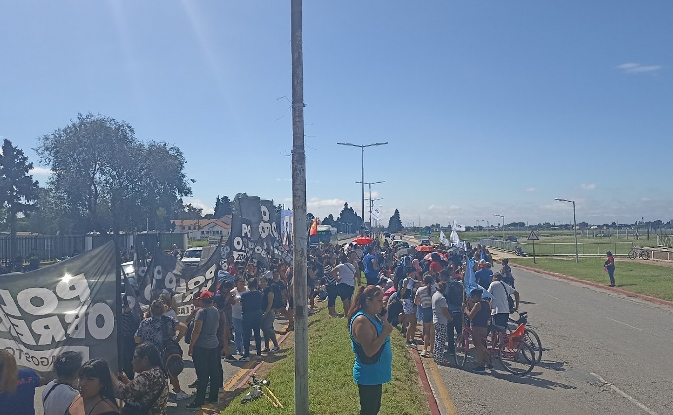 FOTO: Corte del Polo Obrero en Fuerza Aérea y Circunvalación. (Federico Borello/Cadena 3)